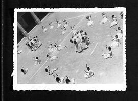 Grup de dones ballant al pati de l'escola