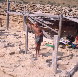 Home amb banyador al costat d'un escar