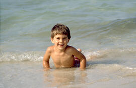 Nin a la platja