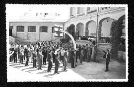Grup d'homes fent la salutació feixista al pati de l'Escola de Magisteri