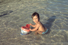 Nin a la platja