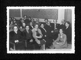 Fotografia d'un grup de persones assegudes