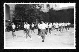 Alumnes homes fent exercicis de gimnàstica al pati