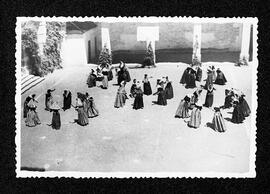 Fotografia d'un grup de dones ballant amb vestits tradicionals