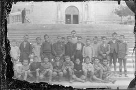 Grup de nins davant l'església de Felanitx