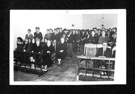 Fotografia d'una missa amb homes i dones