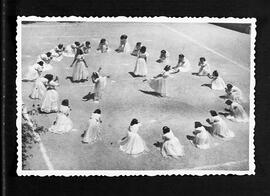 Grup de dones ballant al pati de l'escola