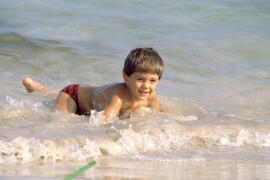 Nin a la platja