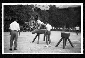 Alumnes homes fent exercicis de gimnàstica al pati