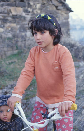 Nina en bicicleta