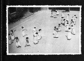 Grup de dones ballant al pati de l'escola