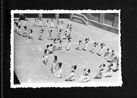 Grup de dones ballant al pati de l'escola