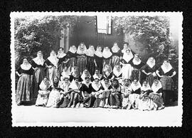 Fotografia de grup de dones amb vestit tradicional mallorquí